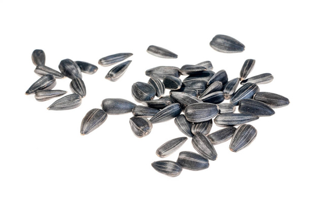 Gros plan de graines de tournesol noir isolées sur blanc
  - Photo, image