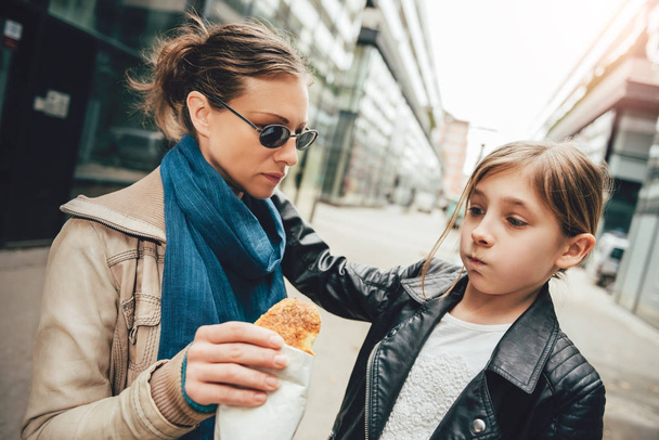 Mother with daughter eating sandwich - Fotoğraf, Görsel