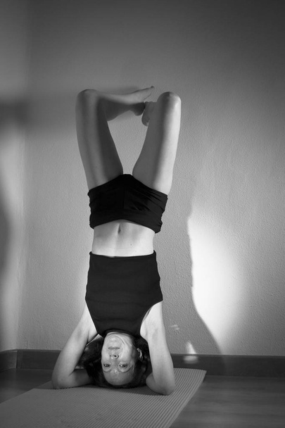 mujer practicando yoga - Foto, imagen