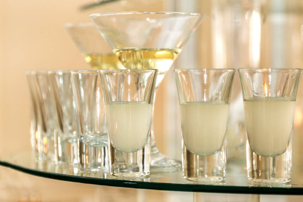 Servicios de catering. Celebración. vasos con alcohol colocados en el vaso
 - Foto, imagen