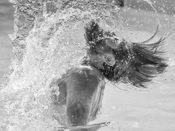 Young man splashing water - Φωτογραφία, εικόνα