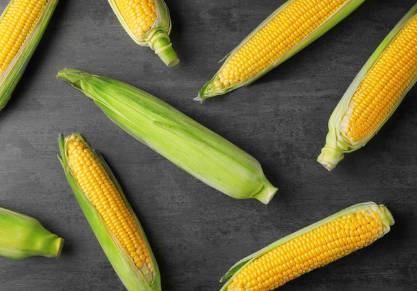 Fresh corn cobs - Foto, imagen