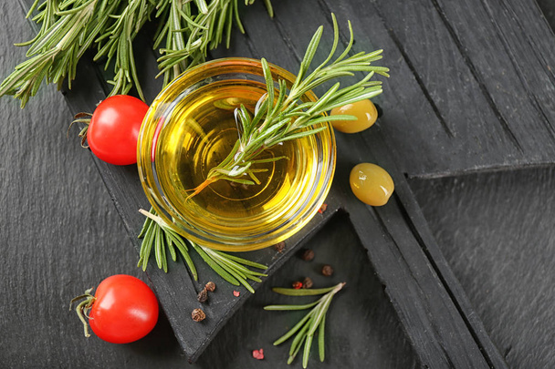 Bowl with rosemary oil  - Foto, immagini