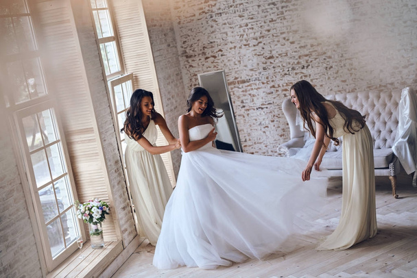 beautiful bride with bridesmaids - Foto, immagini