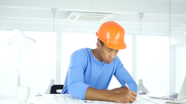 Burgerlijk ingenieur-architect werkt aan blauwdruk in zijn kantoor - Video