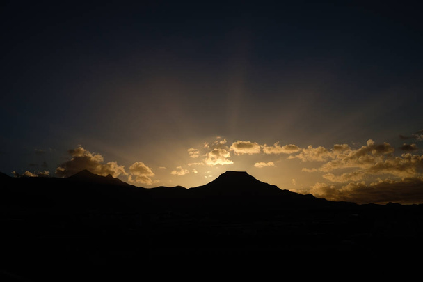 Východ slunce nad horskou krajinou - Fotografie, Obrázek