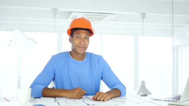 Signo de victoria por el ingeniero de arquitectura afroamericano en el trabajo
 - Metraje, vídeo