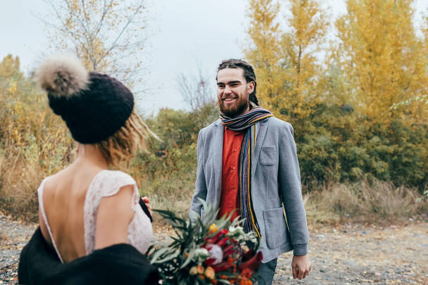 First meeting of bride and groom. The groom goes to the bride. Autumn wedding ceremony outdoors. Artwork - Foto, immagini