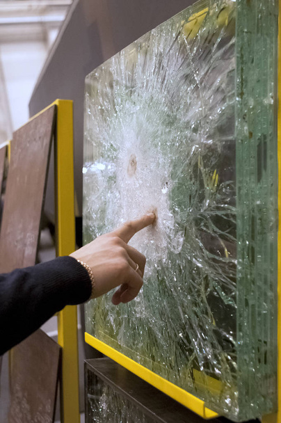 Образец пуленепробиваемого стекла после испытания
 - Фото, изображение