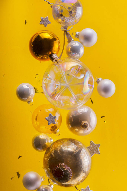 Silver and golden christmas bubbles - Foto, Bild