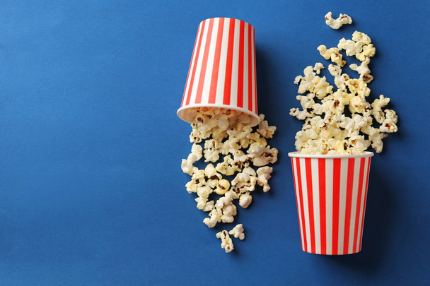 popcorn on color background - Foto, imagen