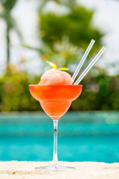 Bevroren aardbeien margarita cocktail aan de rand van een resort poep - Foto, afbeelding