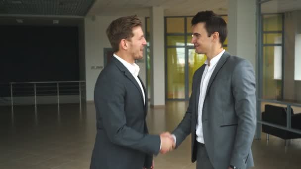 dois empresários se encontraram no escritório e apertaram as mãos
 - Filmagem, Vídeo