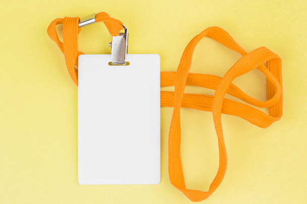Boş kartı kimliği / simgesi portakal ile sarı bir arka plan üzerinde kemer. - Fotoğraf, Görsel