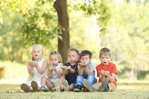 Group of children in park on sunny day - Foto, Bild