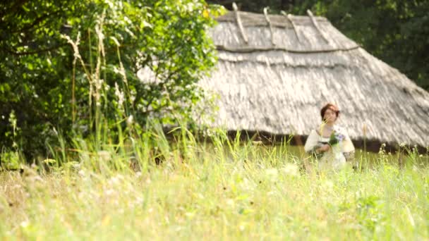 Piękna dziewczyna ukraiński uruchomiona na wieś. - Materiał filmowy, wideo