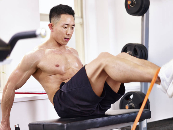 Aziatische bodybuilder trainen in de sportschool - Foto, afbeelding