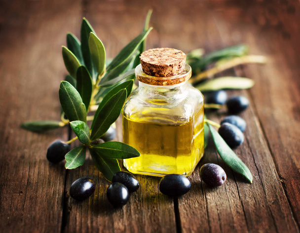 Olivový olej a čerstvé olivy retro stylem - Fotografie, Obrázek