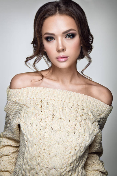 Young lady posing in warm sweater - Foto, imagen