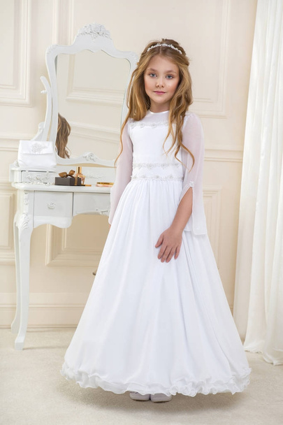 Приголомшлива модель молодої дівчини в білій сукні спілкування стоїть в елегантному палаці
 - Фото, зображення