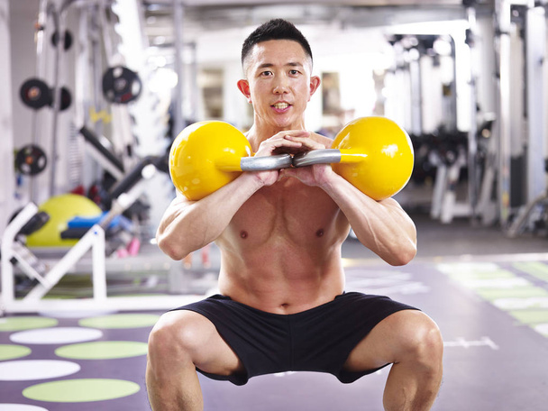 spor salonunda egzersiz Asya vücut geliştirmeci - Fotoğraf, Görsel