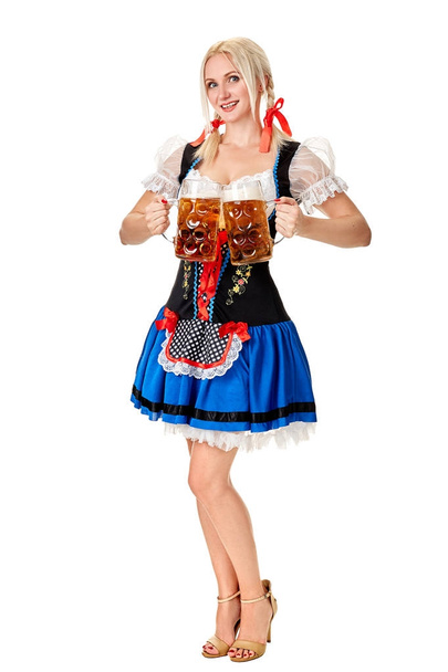 Προσωπογραφία ολόσωμο ξανθιά με παραδοσιακή φορεσιά, κρατώντας τα ποτήρια μπύρας που απομονώνονται σε λευκό φόντο. - Φωτογραφία, εικόνα