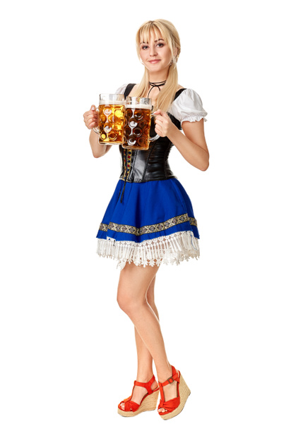 Retrato de comprimento total de uma mulher loira com traje tradicional segurando copos de cerveja isolados no fundo branco
. - Foto, Imagem
