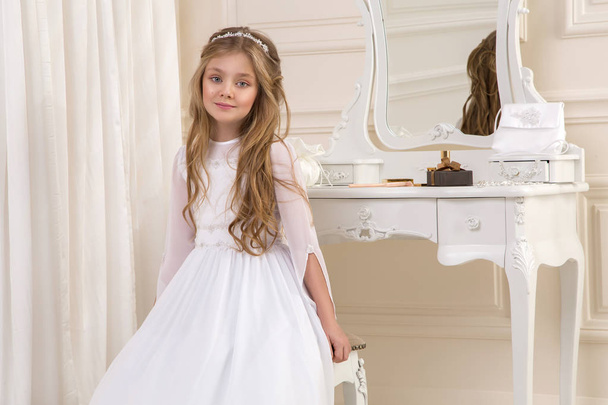Ohromující krása mladá dívka model v bílé přijímání šaty stojí v elegantním paláci - Fotografie, Obrázek