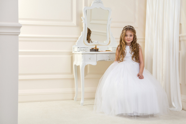 Çarpıcı güzelliği genç kız modeli beyaz komünyon elbiseli zarif bir sarayda standları - Fotoğraf, Görsel