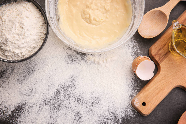 Raw dough and ingredients  - Foto, afbeelding