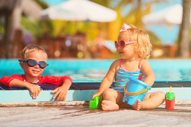 petit garçon et fille jouer dans la piscine à la plage
 - Photo, image