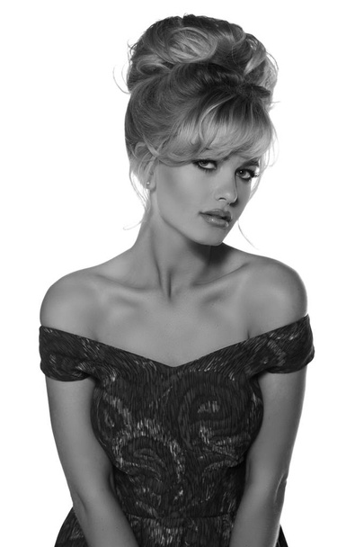 portret piękne blond kobieta w stylu retro sukienka 50-s. miejsce. Vintage wygląd. babetta fryzura. monochromatyczne zdjęcie czarno-białe - Zdjęcie, obraz