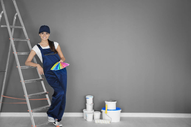 Young female decorator  - Foto, afbeelding
