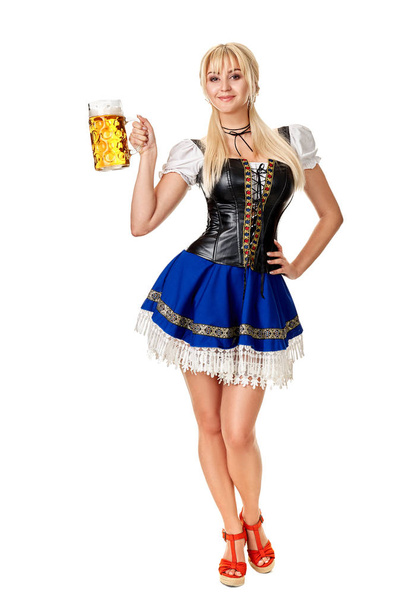Retrato de comprimento total de uma mulher loira com traje tradicional segurando copos de cerveja isolados no fundo branco
. - Foto, Imagem