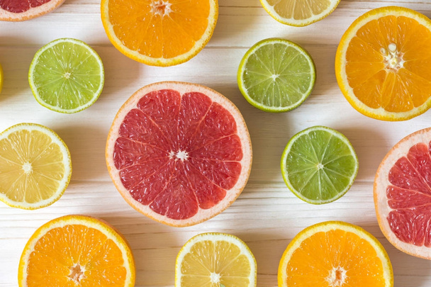 Rodajas de limón, naranja, lima y pomelo en una lengüeta de madera blanca
 - Foto, Imagen