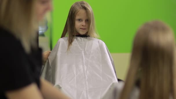 professioneller Friseur macht stilvollen Haarschnitt - Filmmaterial, Video