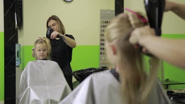 乾燥吹く乾燥機の使用女の子髪美容室 - 映像、動画