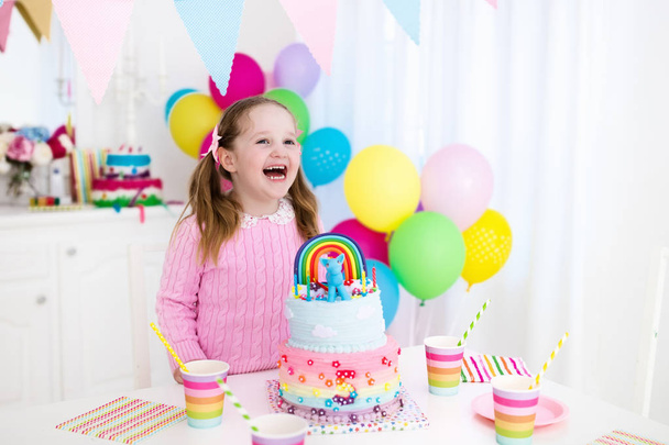 Kids birthday party with cake - Foto, imagen