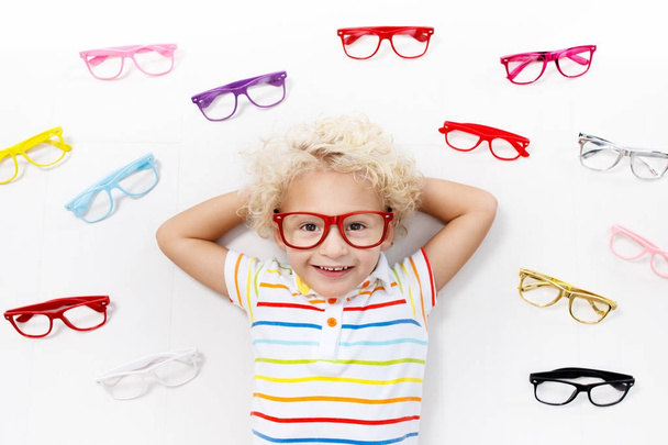 Gyermek szem elől teszt. Kölyök: optitian. Szemüveg gyerekeknek. - Fotó, kép