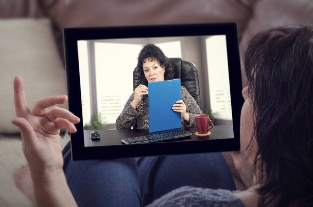 Woman feels more comfortable consults a psychologist online - Foto, Imagem