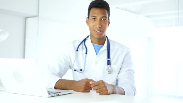 Pulgares hacia arriba por el médico afroamericano en la clínica
 - Imágenes, Vídeo
