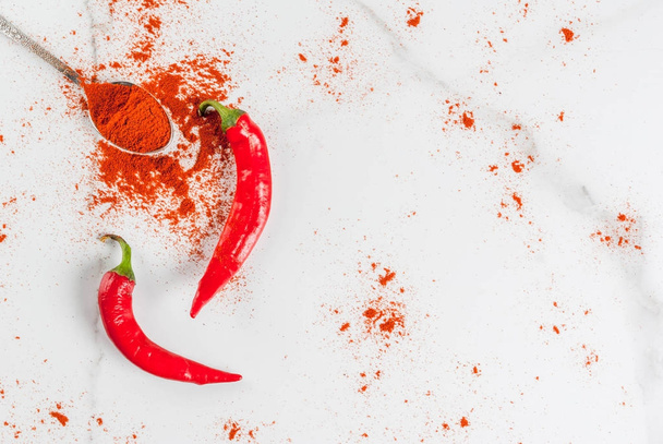 Świeże i zmielony pieprz chili - Zdjęcie, obraz