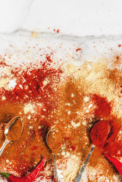 Kuivattujen jauhettujen mausteiden sekoitus
 - Valokuva, kuva