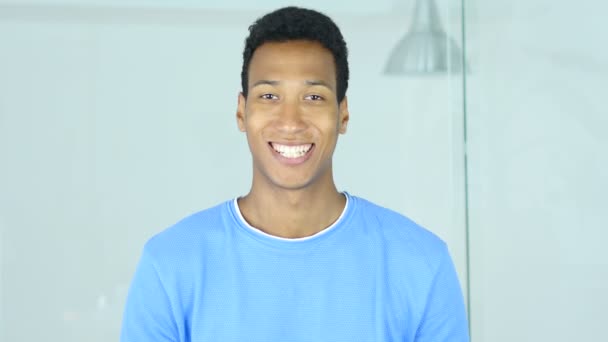 Portret uśmiechnięty człowiek afro-amerykański - Materiał filmowy, wideo