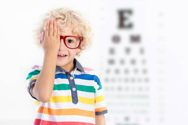 Kind beim Sehtest. Kind bei Optiker. Brille für Kinder. - Foto, Bild