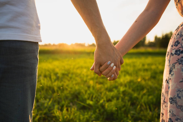 Un couple se tenant la main. Gros plan
 - Photo, image