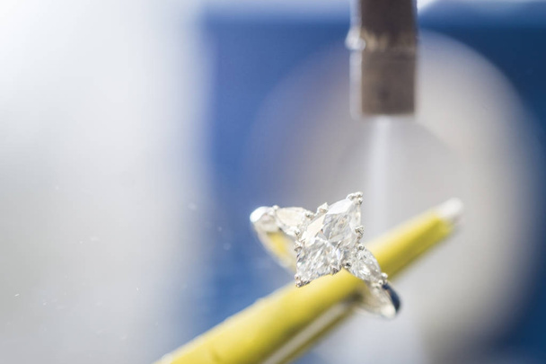 Очищення дорогоцінного алмазного кільця
 - Фото, зображення