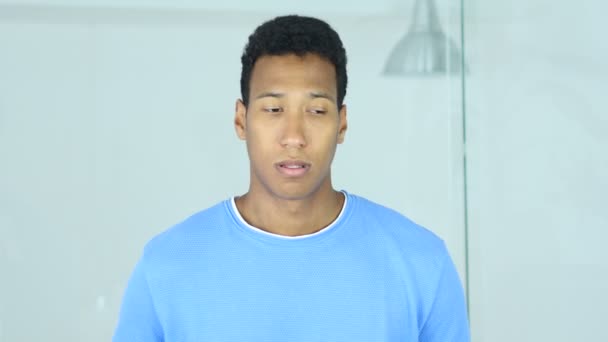 Beteg fiatal afro-amerikai férfi, hogy köhögés, köhögés, és fájó torok - Felvétel, videó