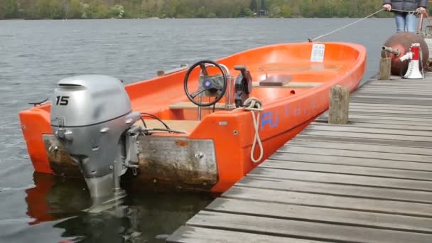 Oranžový člun s motorem na moři - Záběry, video
