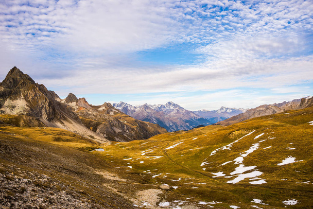 Vista panorâmica do vale e da cordilheira em um outono colorido com prados amarelos e altos picos de montanha no fundo. Tiro de ângulo largo nos Alpes franceses italianos
. - Foto, Imagem